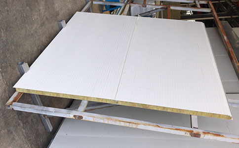 外牆橫鋪夾芯板