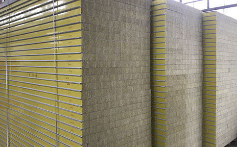 橫鋪式(shì)岩棉夾芯板