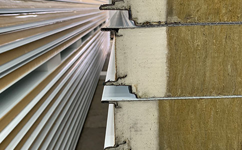 聚氨酯（zhǐ）封邊岩棉夾芯板（bǎn）的加工工藝