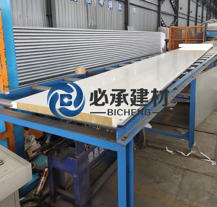 聚氨酯（zhǐ）封邊岩棉夾芯（xīn）板